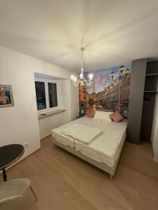 Un dormitorio con una cama con un cuadro en la pared. en LIMIX Stays, en Appiano sulla Strada del Vino