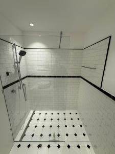 baño con ducha y suelo de baldosa. en LIMIX Stays, en Appiano sulla Strada del Vino