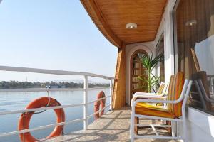 Výhled na řeku, která protéká v blízkosti ubytování na lodi