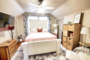 een slaapkamer met een groot wit bed en een raam bij Nell's Place in Cincinnati