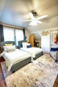 een slaapkamer met twee bedden en een plafondventilator bij Nell's Place in Cincinnati