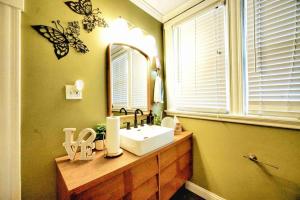 een badkamer met een wastafel en een spiegel bij Nell's Place in Cincinnati +50 foto's