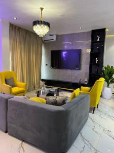 TV a/nebo společenská místnost v ubytování Luxury 2Bed With Pool Shuga apartment