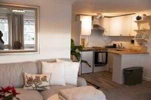 a living room with a couch and a kitchen at Charming Apartment with Prime Location in Royal Tunbridge Wells