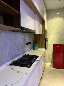 Kuchyň nebo kuchyňský kout v ubytování Luxury 2Bed With Pool Shuga apartment