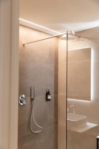 ブレッサノーネにあるecHo Apartments & SPAのシャワー(ガラスドア、シンク付) +116枚の写真