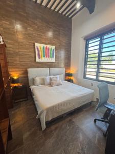 a bedroom with a bed and a desk and a chair at Hotel Boutique Casa Zafra in Campeche