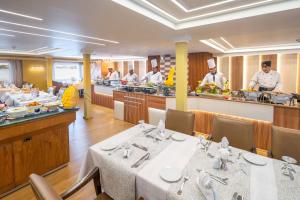 Jídlo v ubytování na lodi nebo okolí