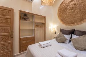 a bedroom with a bed with towels on it at Lyxig oas i Medina och fantastisk terrass in Marrakech