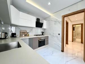 Η κουζίνα ή μικρή κουζίνα στο Bright Minimalist 2 Bedrooms - Beach Access
