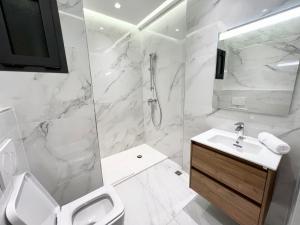 Ένα μπάνιο στο Bright Minimalist 2 Bedrooms - Beach Access