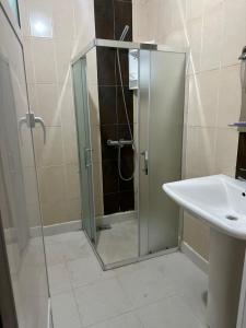 une salle de bain avec douche et lavabo dans l'établissement Ocean Escape 5 min tgv, à Tanger