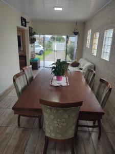 a dining room with a table and chairs at summer house 2026 in Tramandaí