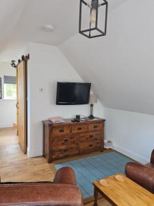 Una televisión o centro de entretenimiento en Woodland studio