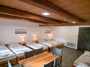 Postel nebo postele na pokoji v ubytování Pivovar Mlýn + 40 fotografií