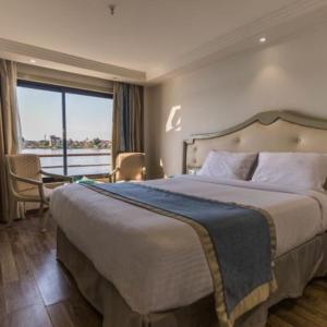 Postel nebo postele na pokoji v ubytování Nile Cruise 3 Nights Aswan to Luxor Adventure