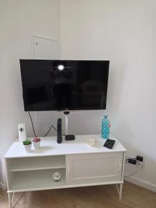 Μια τηλεόραση ή/και κέντρο ψυχαγωγίας στο Me&You - Family Beach House +2 φωτογραφίες