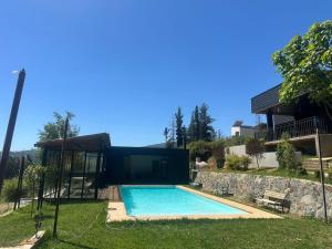 a swimming pool in the yard of a house at Casa El Quillay in Los Quillayes