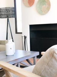 a living room with a table and a couch at Casapueblo Rent Cachagua CP 23 in Cachagua