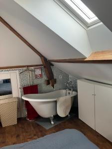 Galeriebild der Unterkunft Chambre cosy avec salle de bain privative, kitchenette et bureau in Caen