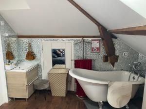 Galeriebild der Unterkunft Chambre cosy avec salle de bain privative, kitchenette et bureau in Caen + 2 Fotos