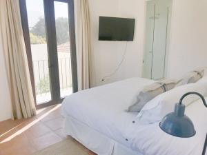 a bedroom with a bed and a tv and a window at Casapueblo Rent Cachagua CP 23 in Cachagua