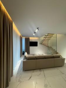 een slaapkamer met een bed en een trap bij Knight Home in Voluntari