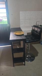 einen Tisch mit einem Kuchen darüber. in der Unterkunft Allende Cozy Suite - Entrada privada y patio in Buenavista