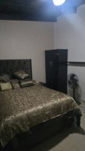 ein Schlafzimmer mit einem Bett und einer schwarzen Kommode in der Unterkunft Allende Cozy Suite - Entrada privada y patio in Buenavista