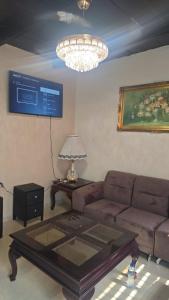 ein Wohnzimmer mit einer Couch und einem Couchtisch in der Unterkunft Allende Cozy Suite - Entrada privada y patio in Buenavista