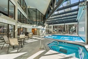 Swimmingpoolen hos eller tæt på SilverKing Mountainside Penthouse Suite