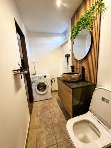Un baño con inodoro y lavadora. en IN Apartments, en Prešov 73 fotos más