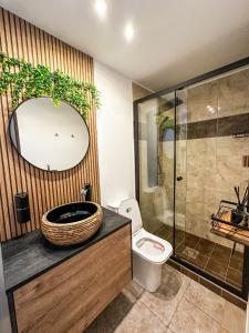 Un baño con inodoro y ducha de cristal. en IN Apartments, en Prešov