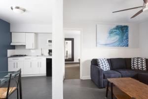 een keuken en een woonkamer met een bank en een tafel bij Beach Haven in San Diego