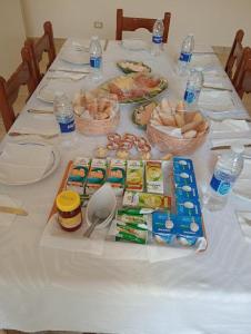 een lange tafel met eten en flessen water bij Summer Land Hotel in Abu Simbel