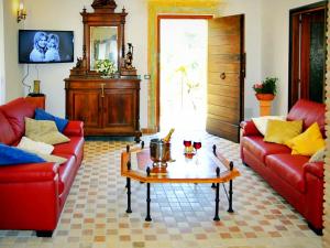 een woonkamer met twee rode banken en een salontafel bij Villa Meridiana in Itri