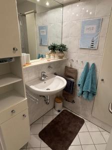 a bathroom with a sink and a mirror at Ferienwohnung Reede 19 in Butjadingen