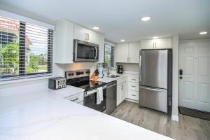 Η κουζίνα ή μικρή κουζίνα στο Serene 2BR Sanibel condo with beach views 4A2
