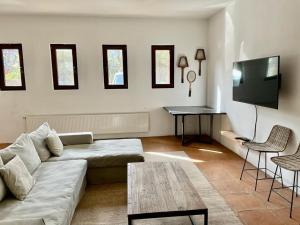 a living room with a couch and a table at Casapueblo Rent Cachagua CP 29 in Cachagua