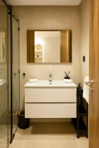 Ένα μπάνιο στο Mounir Hamari