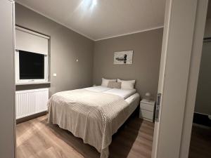 een kleine slaapkamer met een bed en een raam bij Luxury Villa in Golden Circle with hot tub in Selfoss