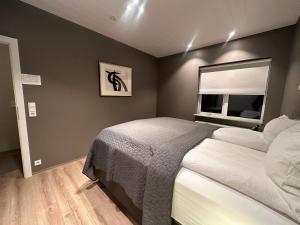 een slaapkamer met een bed en een raam bij Luxury Villa in Golden Circle with hot tub in Selfoss +41 foto's