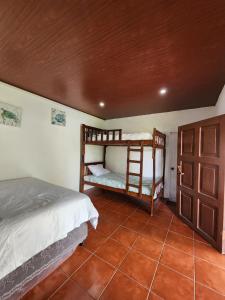 1 dormitorio con 2 literas y suelo de baldosa en Rancho Cali, Playa Las Hojas, El Salvador, en San Pedro Masahuat 14 fotos más