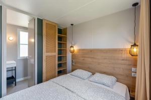 Postel nebo postele na pokoji v ubytování Camping Papillon Bouillon - Vakantiehuis Premium