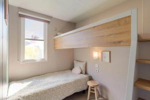 Ένα ή περισσότερα κρεβάτια σε δωμάτιο στο Camping Papillon Kinrooi - La Casetta