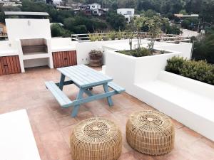 a blue bench sitting on top of a balcony at Casapueblo Rent Cachagua CP 02 in Cachagua