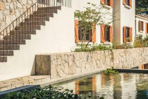 a pool of water in front of a building with stairs at Casapueblo Rent Cachagua CP 02 in Cachagua