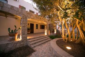 a stone pathway leading to a house with a tree at Casapueblo Rent Cachagua CP 02 in Cachagua +23 photos