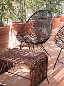 a wicker chair sitting on top of a patio at Casapueblo Rent Cachagua CP 02 in Cachagua +30 photos