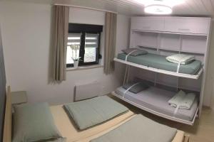 Postel nebo postele na pokoji v ubytování DeliApart Ossiacher See